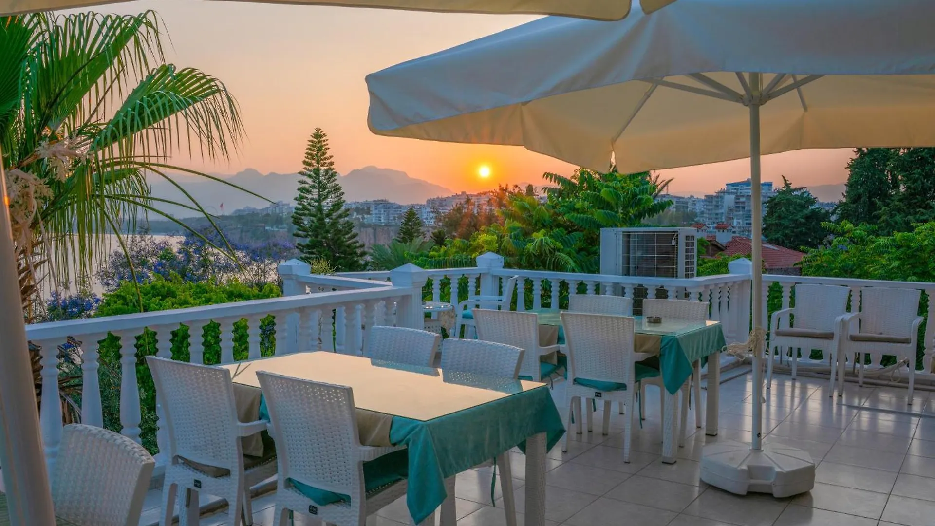 Konukevi Bacchus Pansiyon Antalya